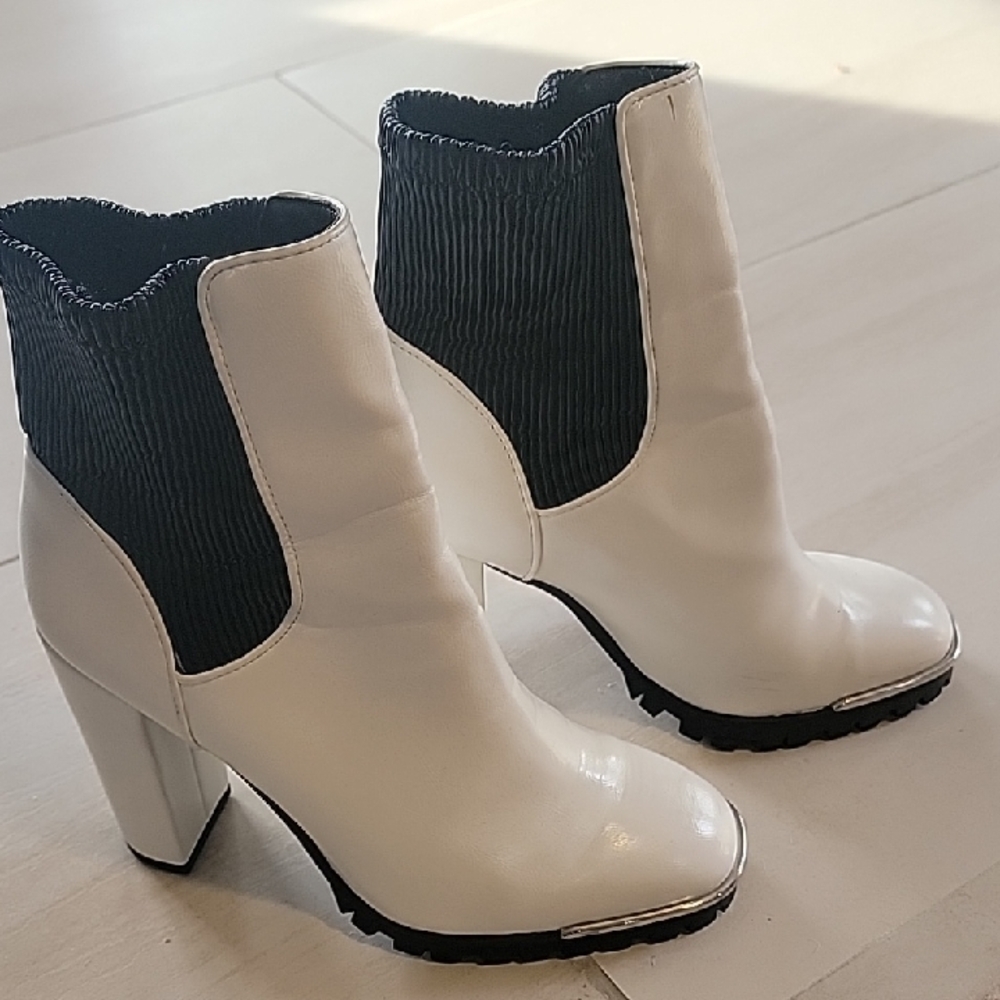 BCBGenerations Stylish 4" Heels White Ankle Boots Worn Once Size 9.5